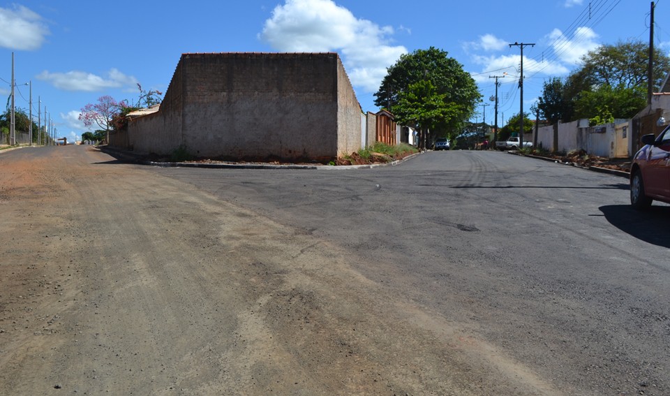 Prefeitura pavimenta ruas do Bairro Paineiras; Obras dão mais conforto e segurança para moradores