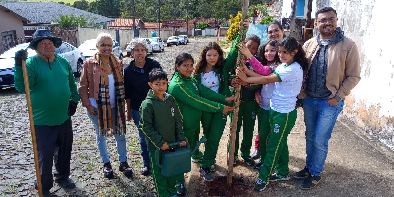 Alunos da Escola Leônidas Ferreira de Mello realizam plantio de mudas de árvores no entorno da escola; Iniciativa faz parte do Plano Municipal de Arborização Urbana de Ibaiti