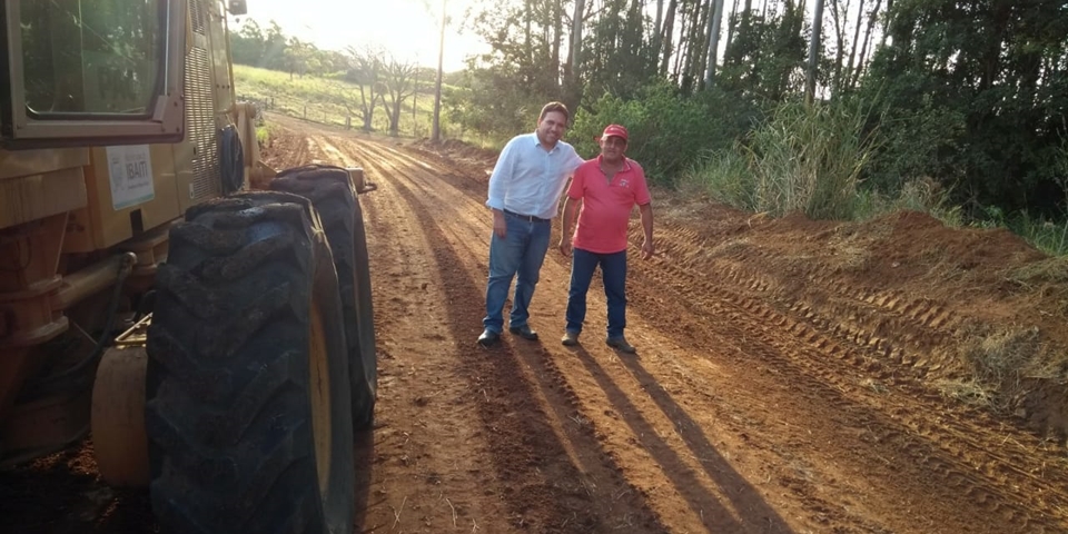 Prefeito vistoria obras de recuperação de estrada no Bairro Flamenguinho