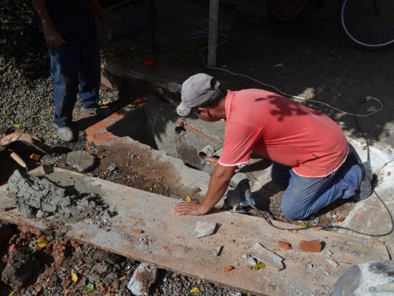 Prefeitura realiza obras de recuperação de bueiros, construção de rampas de acessibilidade para portadores de necessidades especiais e limpeza na pista da saúde