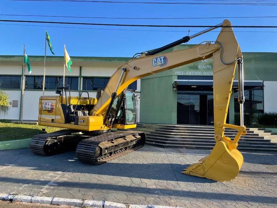 Com recursos obtidos com leilão de inservíveis aprovados pela Câmara Municipal, Prefeitura de Ibaiti adquire escavadeira 0 KM para Secretaria de Obras