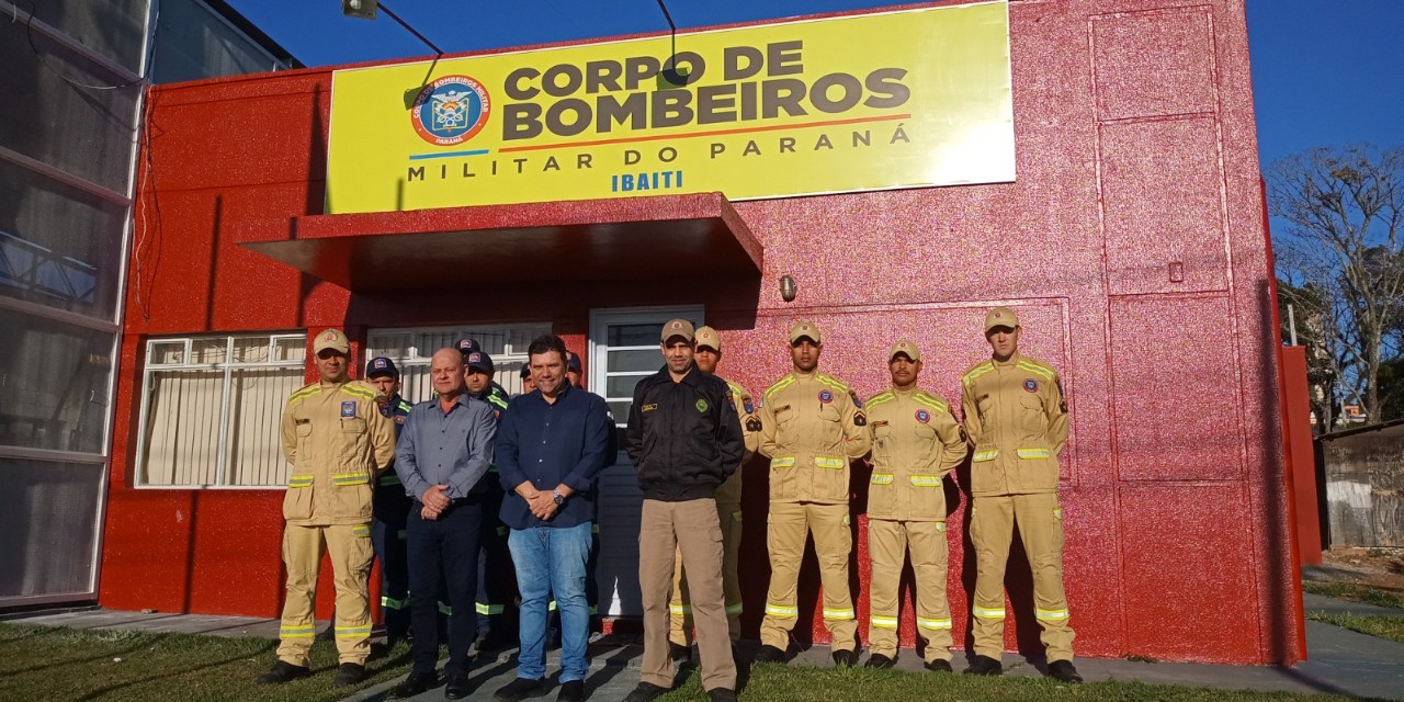 Bombeiro Comunitário de Ibaiti dá os primeiros passos nas atividades do Bombeiro Militar Integrado; Prefeito Antonely de Ibaiti e prefeito Dionísio de Pinhalão e presidente do Civarc recebem os militares que atuarão na região