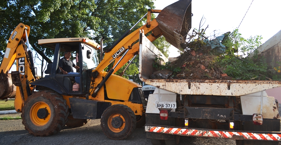 Prefeitura de Ibaiti pede a colaboração da população para não descartar entulhos e restos de limpeza de quintais nas calçadas durante período de Natal e Ano Novo