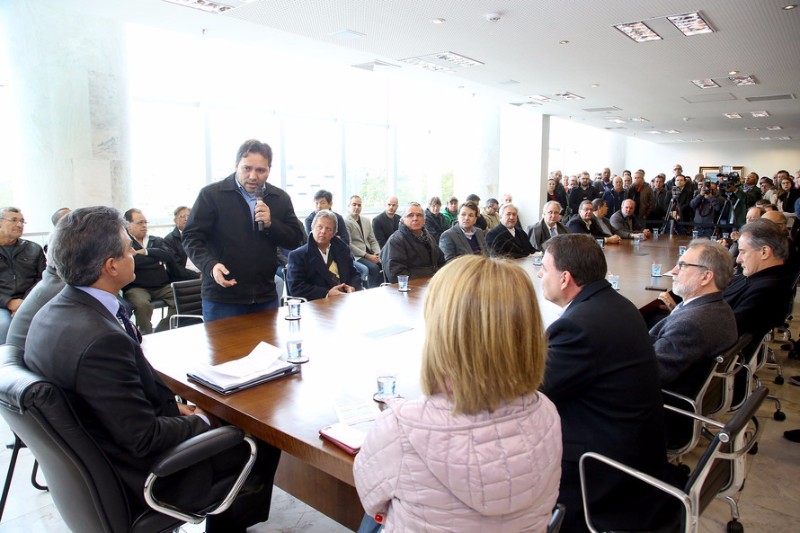 Governador Beto Richa entrega dois veículo 0 km para o DER de Ibaiti