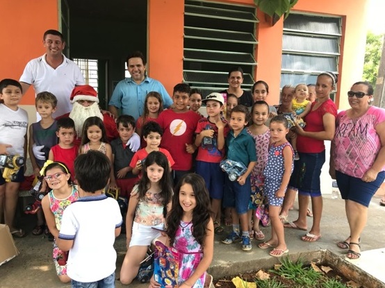 Prefeitura e Provopar distribuem presentes de Natal para crianças do Distrito do Vassoural