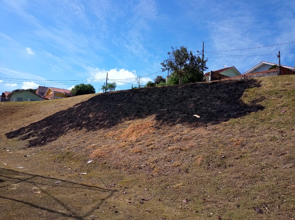 Vândalos tocam fogo no complexo esportivo do Bairro João Edmundo de Carvalho colocando em risco os moradores do local; Ação de marginais causa prejuízo a comunidade