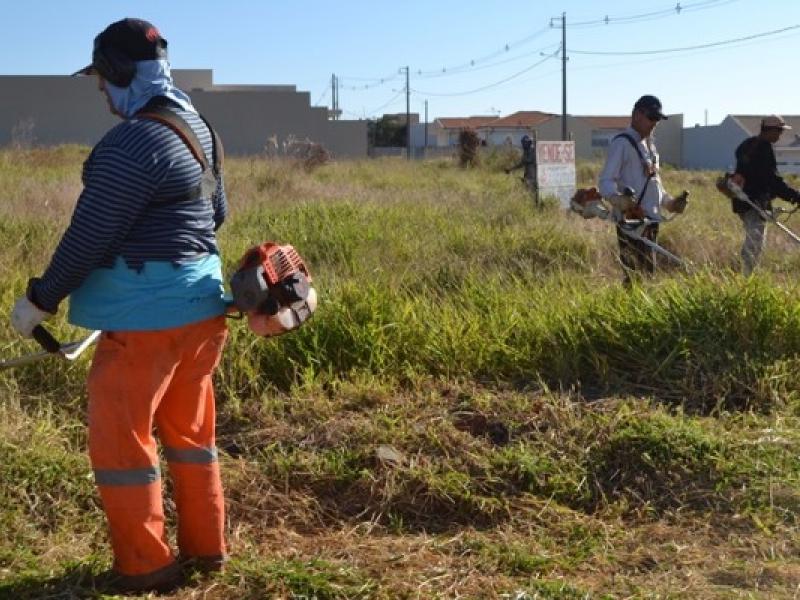 Prefeitura de Ibaiti continua trabalhos de limpeza e remoção de entulhos nos bairros