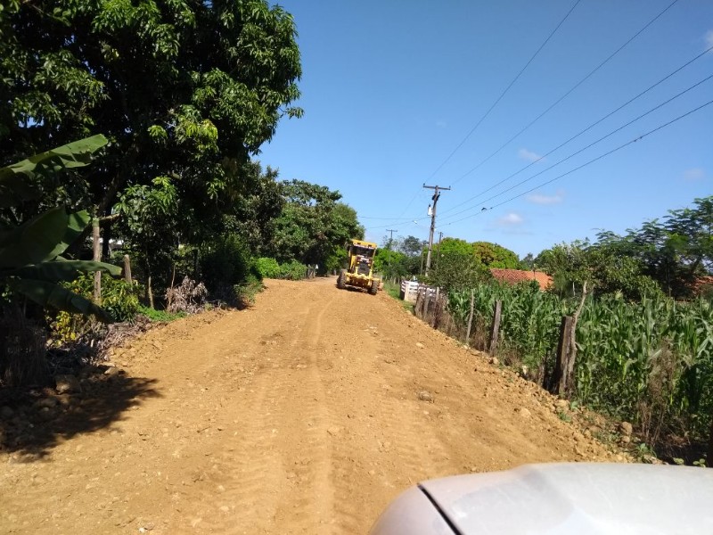 Prefeitura realiza cascalhamento nas ruas e estradas e constrói ponto de ônibus escolar coberto para moradores da Vila Rural São Roque do Pico