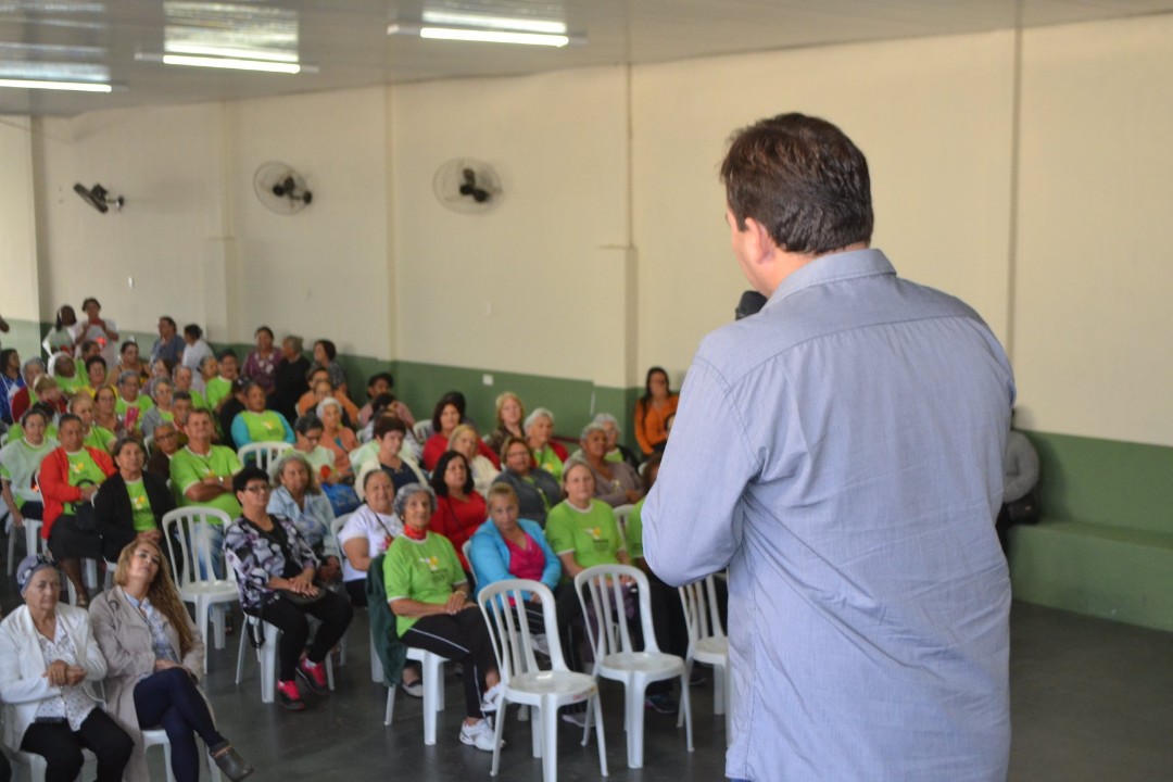 Grupo da Melhor Idade comemora Dia das Mães com café colonial e apresentações culturais