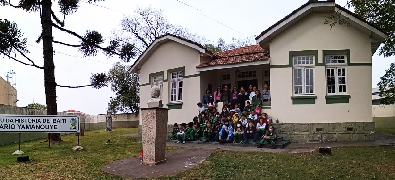 Alunos da Escola Zacarias C. de Siqueira de Euzébio de Oliveira visitam Museu Histórico de Ibaiti