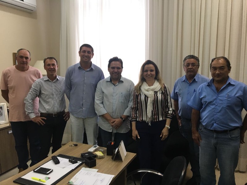 Prefeito e vice-prefeito recebem representantes da Associação Brasileira de Seda e da empresa Bratac para tratar da revitalização da Sericicultura em Ibaiti