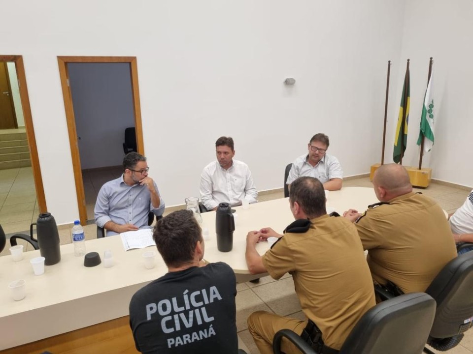 Poderes Executivo, Legislativo, Judiciário, Ministério Público e forças policiais se reúnem para discutir sobre a Segurança Pública no Município de Ibaiti