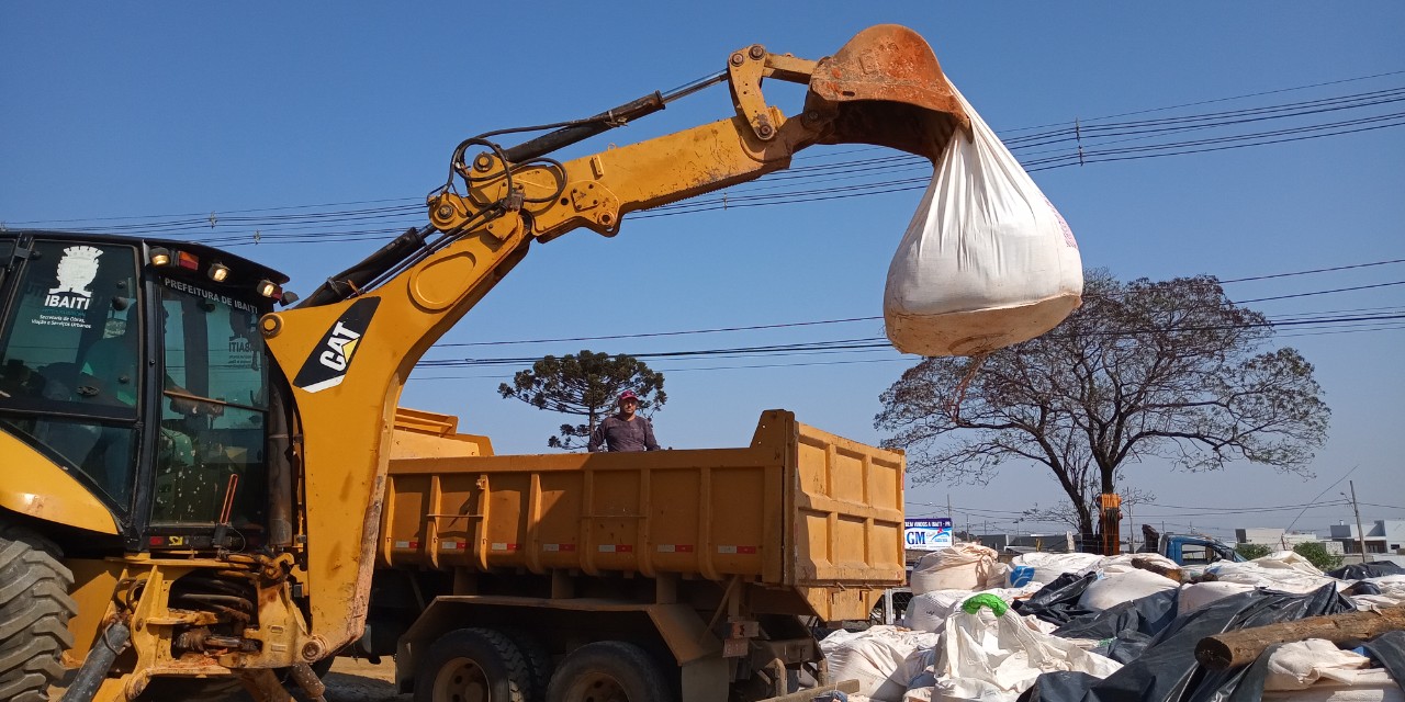 130 agricultores recebem calcário gratuitamente da Prefeitura de Ibaiti