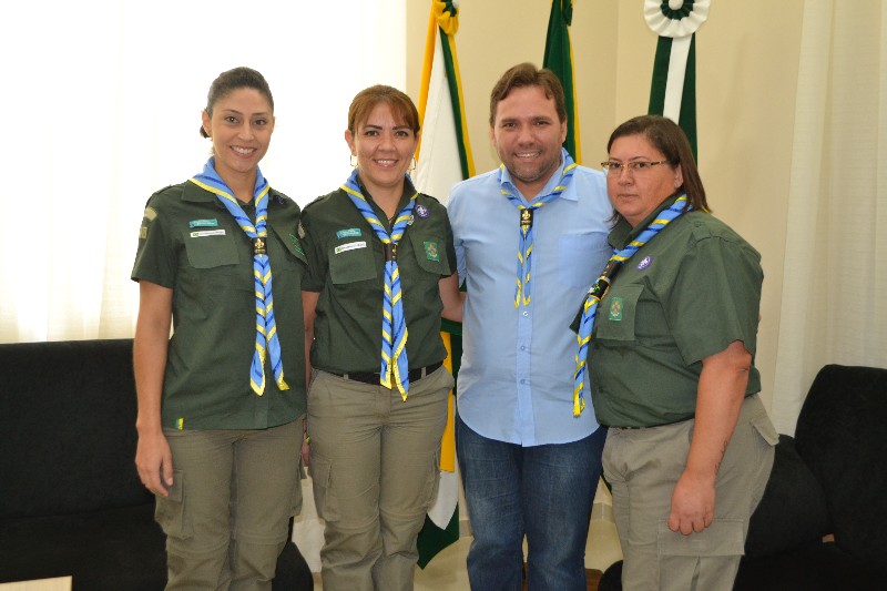 Prefeito é homenageado pelo grupo de escoteiros Água na Pedra