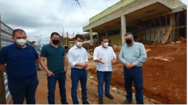 Prefeito Dr. Antonely acompanhado do secretário de Estado de Saúde Beto Preto e o deputado estadual Alexandre Curi visitam obras do Hospital Municipal