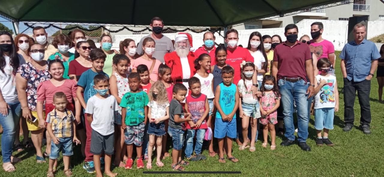 Chegada do Papai Noel com distribuição de brinquedos e doces no Estádio Jorge Banuth encantam crianças no Natal Encantado em Ibaiti