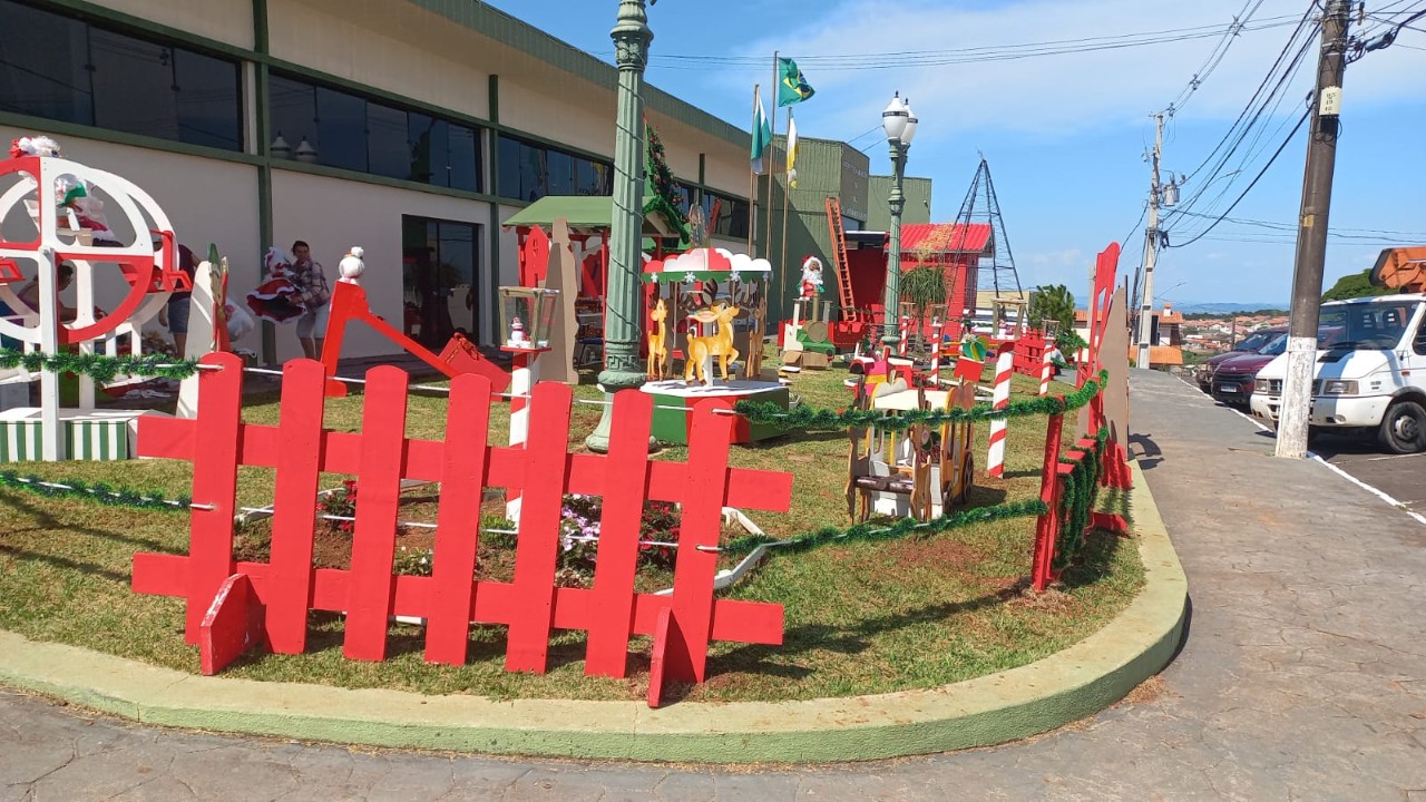 Decoração de Natal em Ibaiti está quase pronta e Prefeitura chama a atenção para cuidados com preservação dos enfeites e arranjos