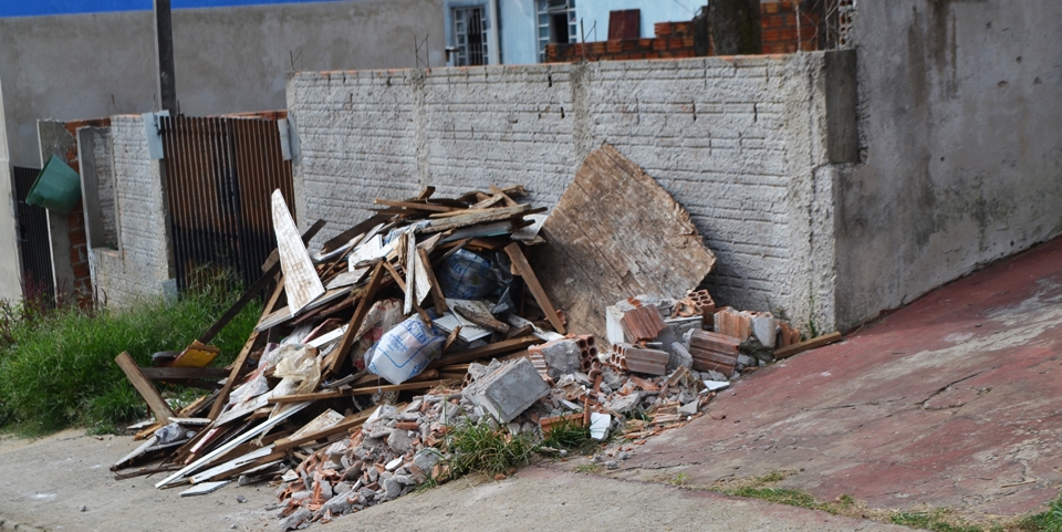 Após mutirão de limpeza realizado pela Secretaria de Obras, moradores do Bairro João Edmundo da Carvalho voltam a descartar entulhos irregularmente nas calçadas; Prefeitura pede apoio da população