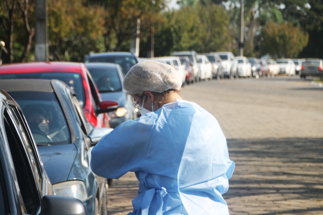 Idosos acima de 70 anos são imunizados contra a Covid-19 no sistema de drive-thru em Ibaiti