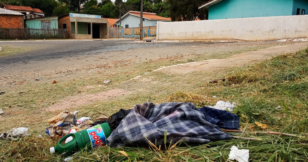 Moradores descartam lixo e entulhos na rotatória da Rua Margarida Franklin Gonçalves colocando em risco a segurança e saúde de todos; Prefeitura faz alerta e pede colaboração com a limpeza