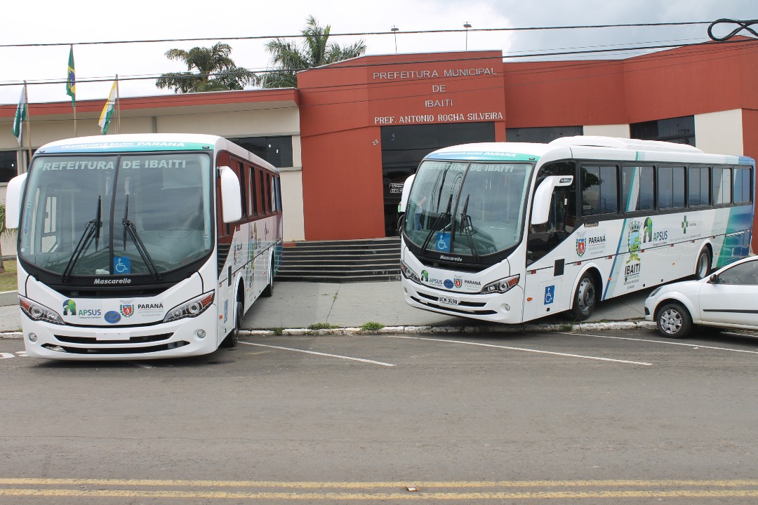 Prefeitura de Ibaiti recebe dois ônibus 0 Km para transporte de pacientes da Secretaria de Saúde