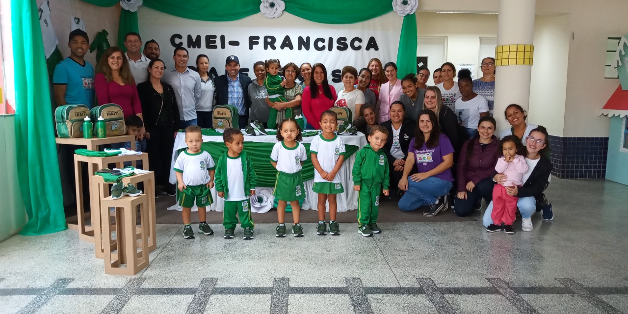 Prefeitura entrega kits uniformes e material escolar para o Centro Municipal de Educação Infantil Francisca Maria de Jesus Silva no Bairro João Edmundo de Carvalho