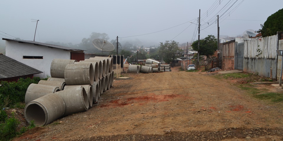 Prefeitura e Governo do Estado, através de indicação do deputado Alexandre Guimarães iniciam obras de pavimentação no Jardim Nova Esperança