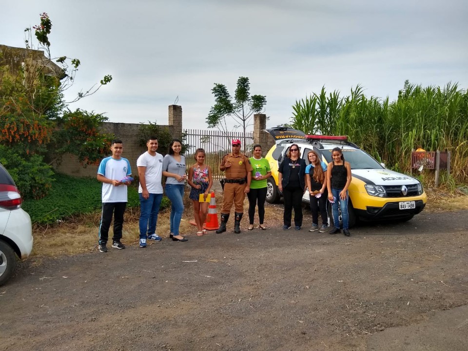 Polícia Rodoviária Estadual juntamente com Secretaria Municipal de Assistência Social e o Centro de Apoio a Juventude de Ibaiti realizam blitz educativa em homenagem ao Dia da Mães